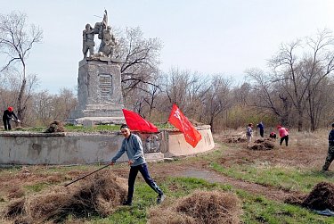 Территория возле памятника борцам революции стала чище